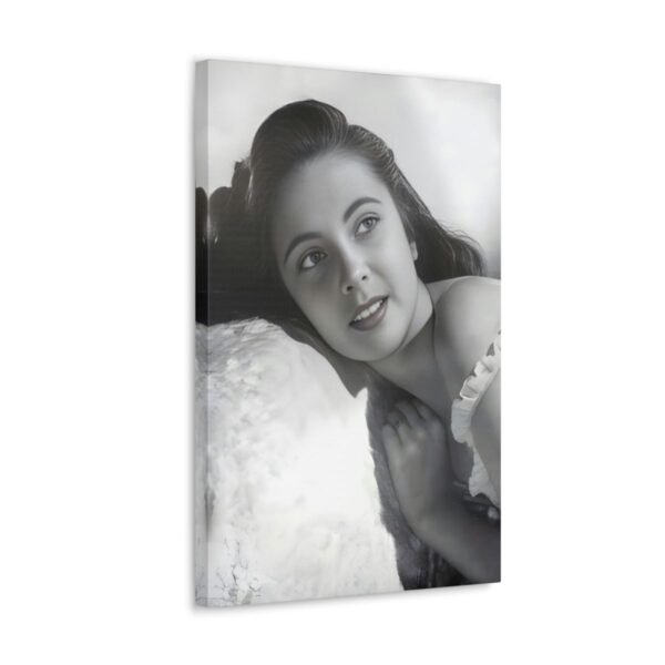 Elizabeth Taylor 1947 - Black and White